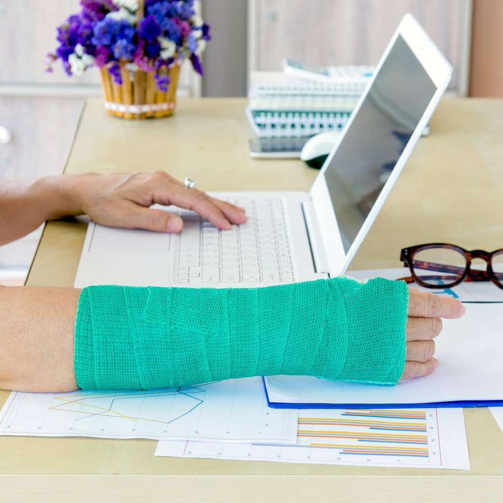 Gips syntetyczny, lekki a gips tradycyjny. Wady i zalety