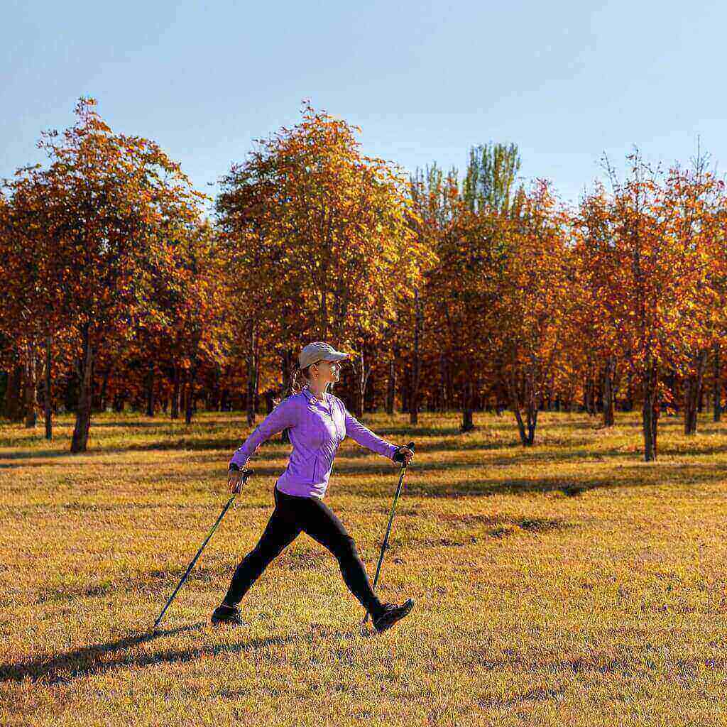 Spacer a marsz z kijkami. Czy warto trenować Nordic Walking oraz jak wybrać odpowiednie kije
